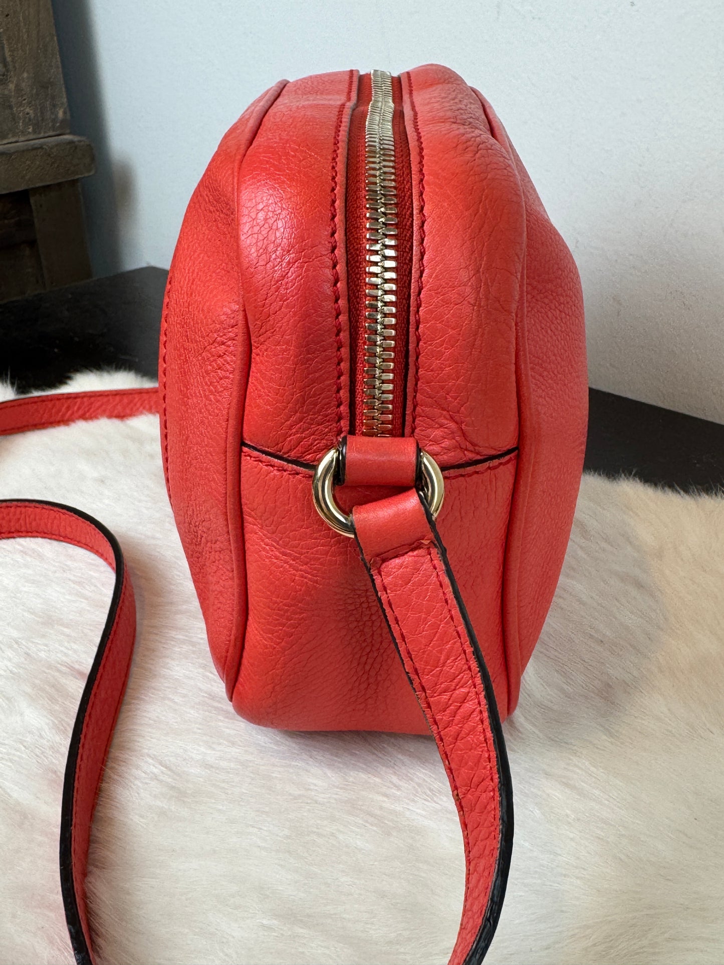 GUCCI Soho Disco Coral Pebbled Camera Bag