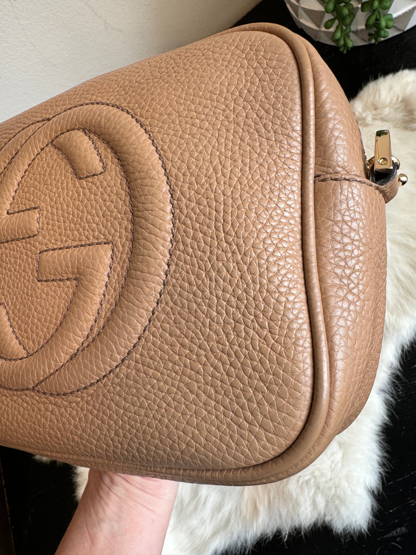 GUCCI Soho Disco Tan Pebbled Camera Bag