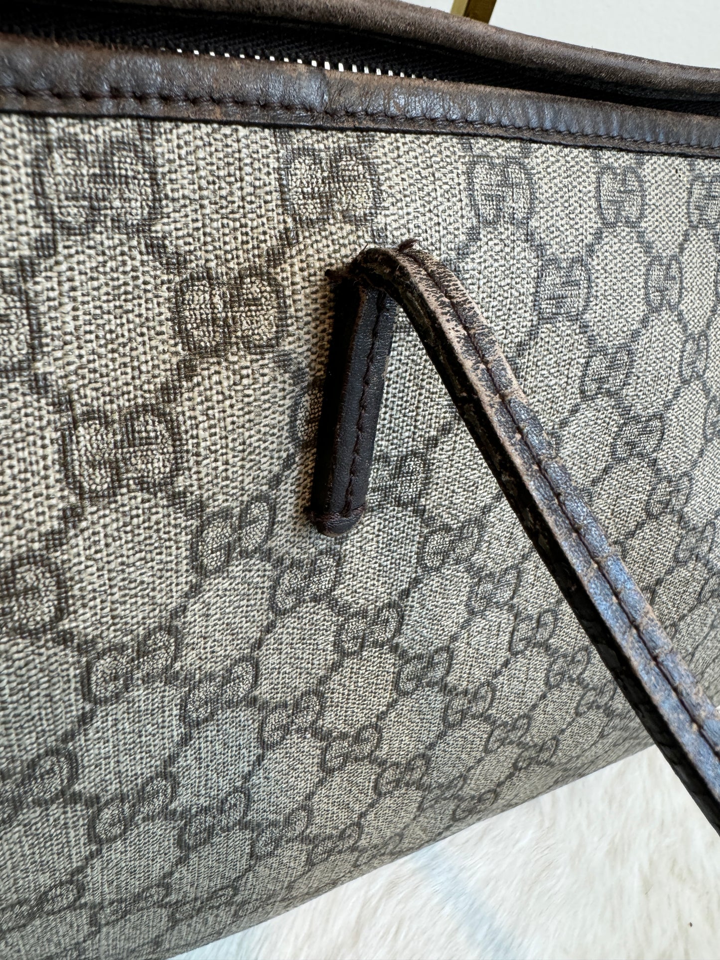 GUCCI Supreme Monogram Medium Zippered Tote