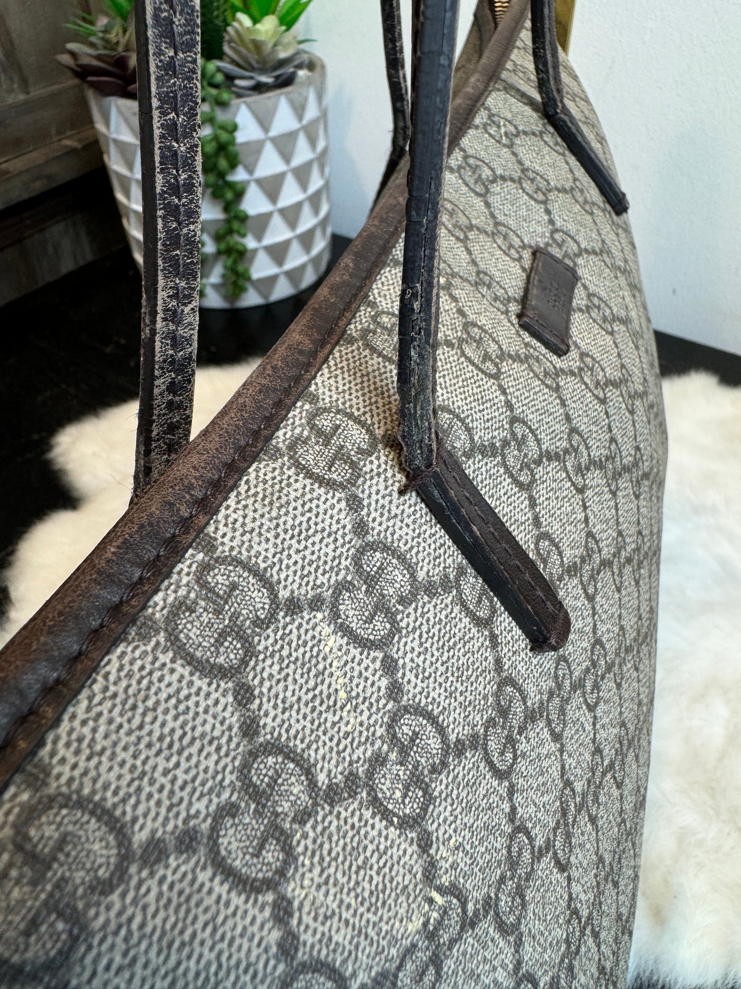 GUCCI Supreme Monogram Medium Zippered Tote