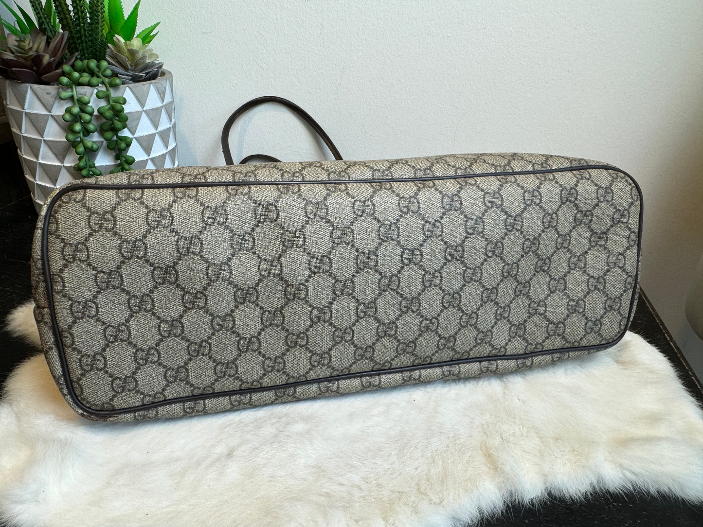 GUCCI Supreme Monogram Medium Zippered Tote