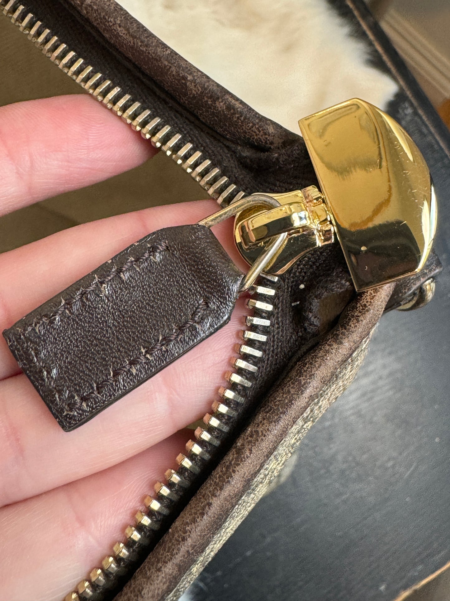 GUCCI Supreme Monogram Medium Zippered Tote