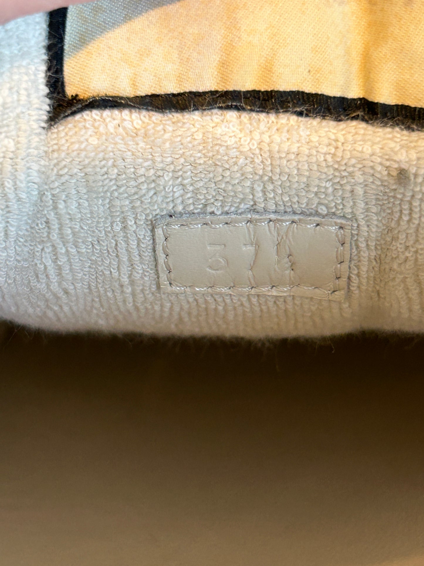 Like NEW! GUCCI Virtus Distressed Screener Women's 37.5EU