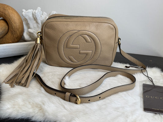 GUCCI Soho Disco Beige Pebbled Camera Bag