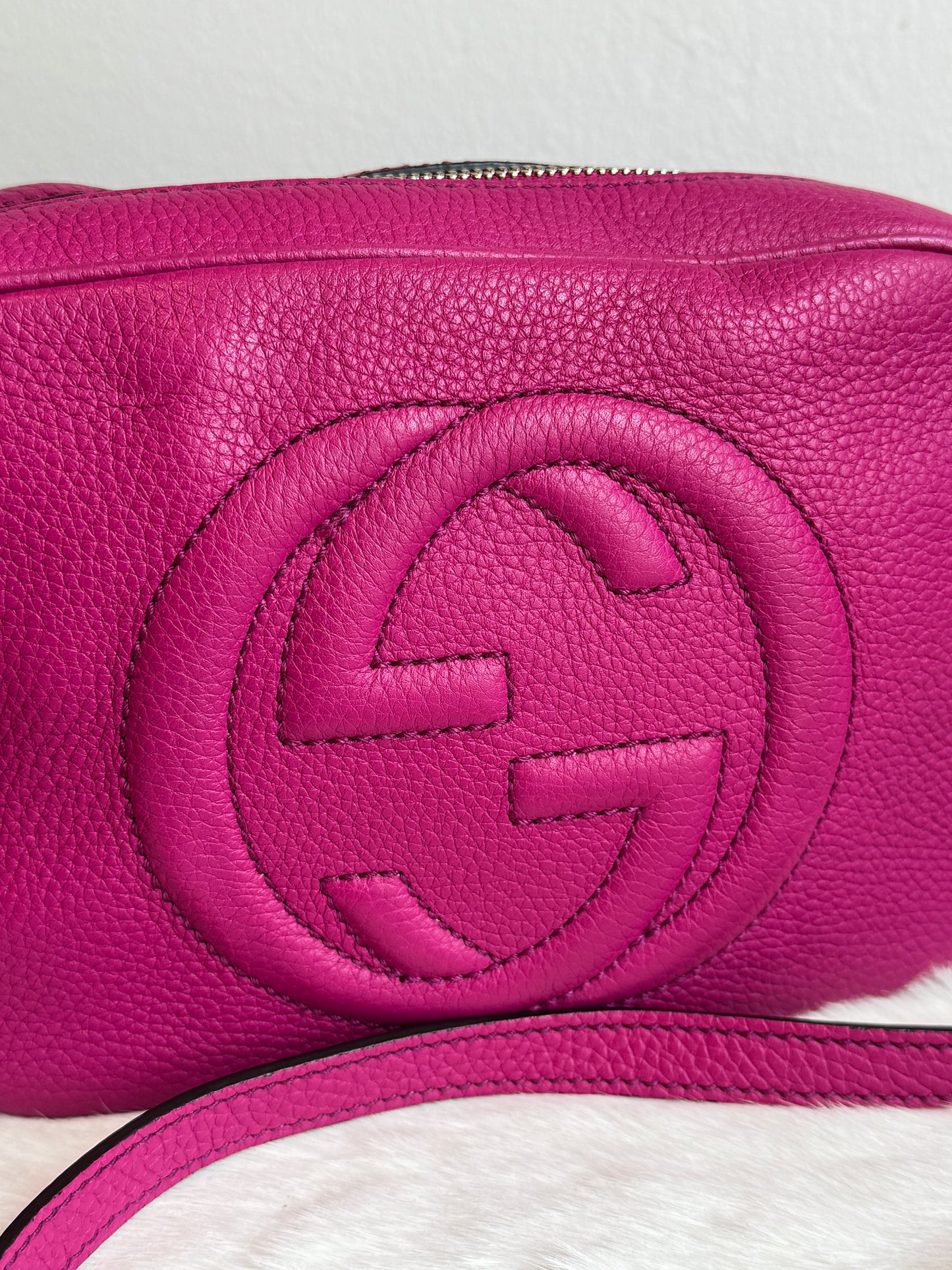 GUCCI Soho Disco Magenta Pebbled Camera Bag