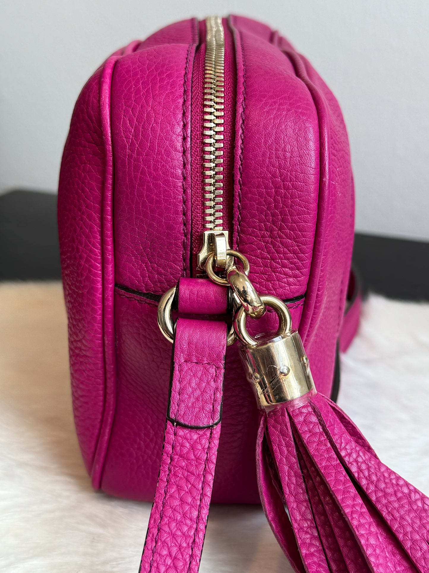 GUCCI Soho Disco Magenta Pebbled Camera Bag