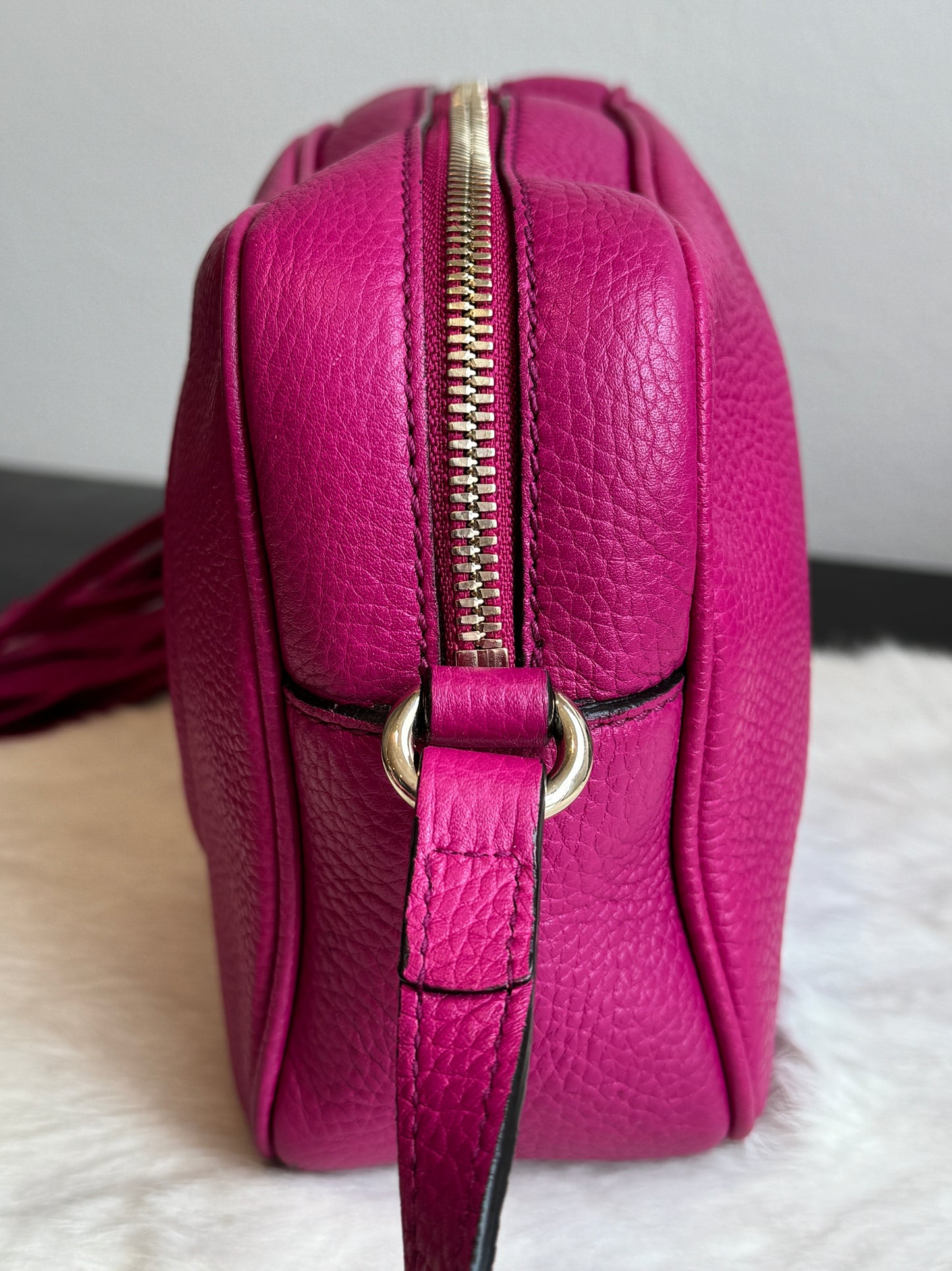 GUCCI Soho Disco Magenta Pebbled Camera Bag
