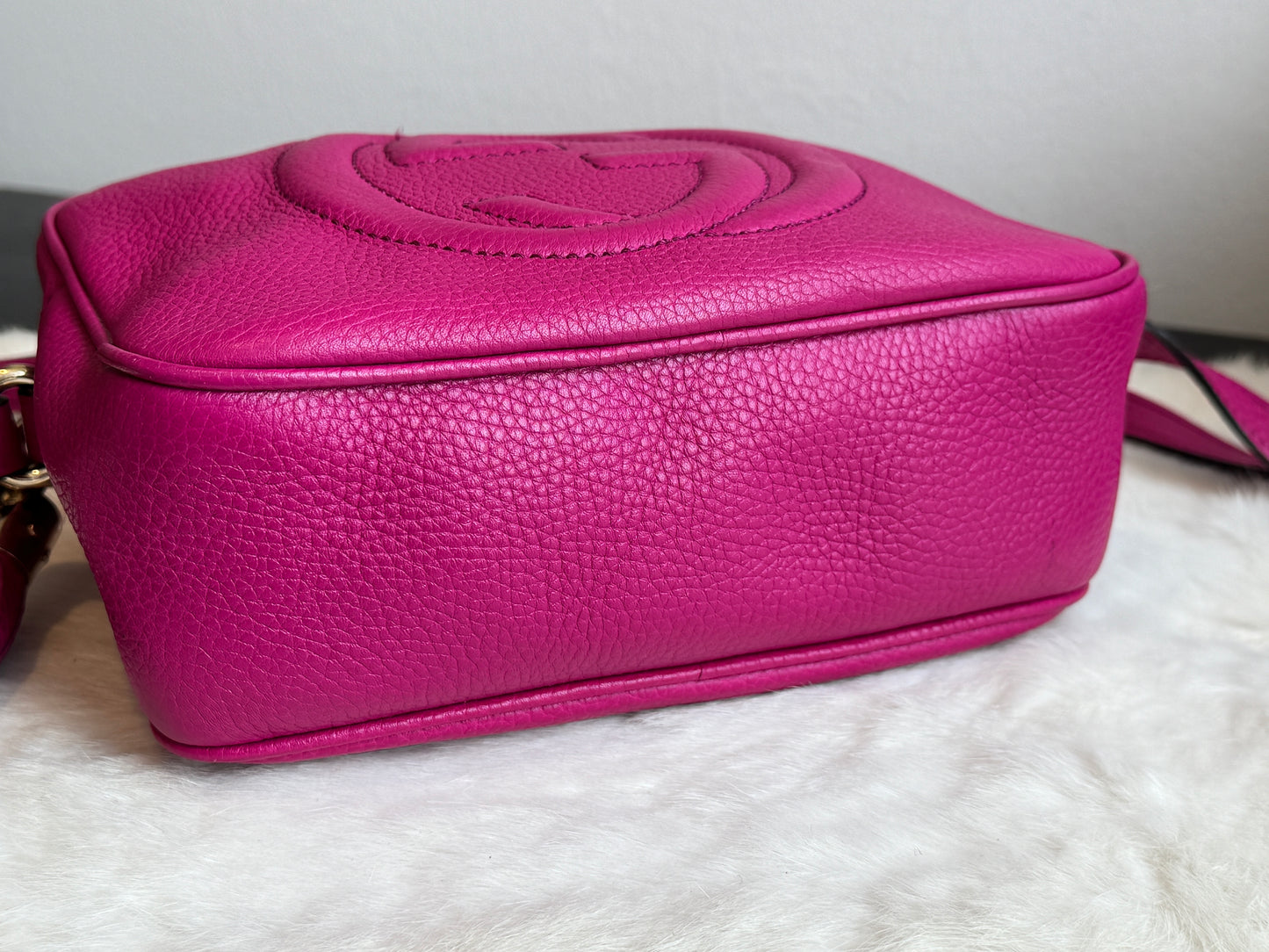 GUCCI Soho Disco Magenta Pebbled Camera Bag