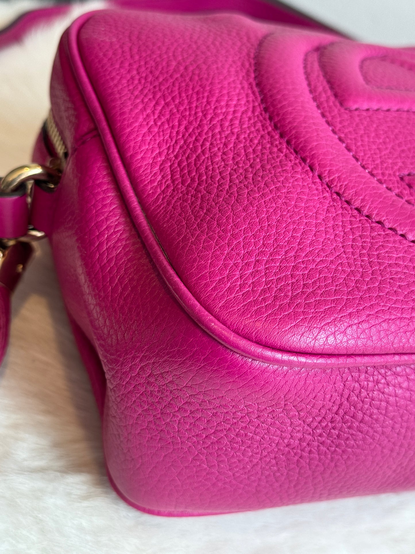 GUCCI Soho Disco Magenta Pebbled Camera Bag