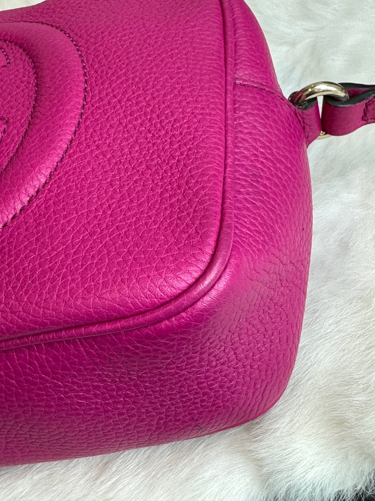 GUCCI Soho Disco Magenta Pebbled Camera Bag