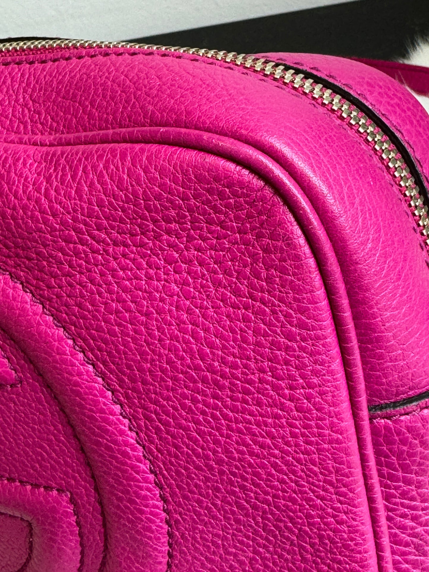 GUCCI Soho Disco Magenta Pebbled Camera Bag
