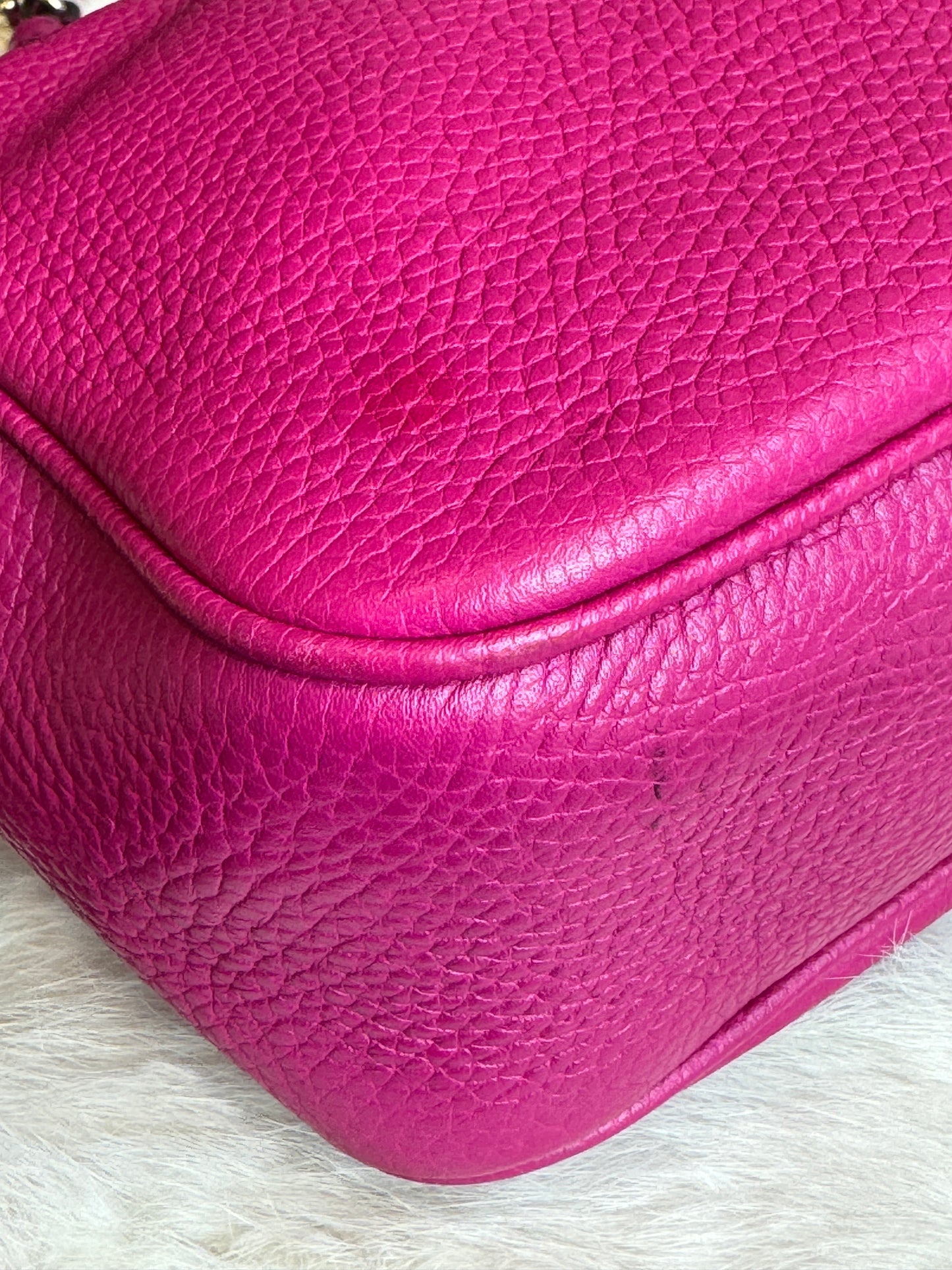 GUCCI Soho Disco Magenta Pebbled Camera Bag