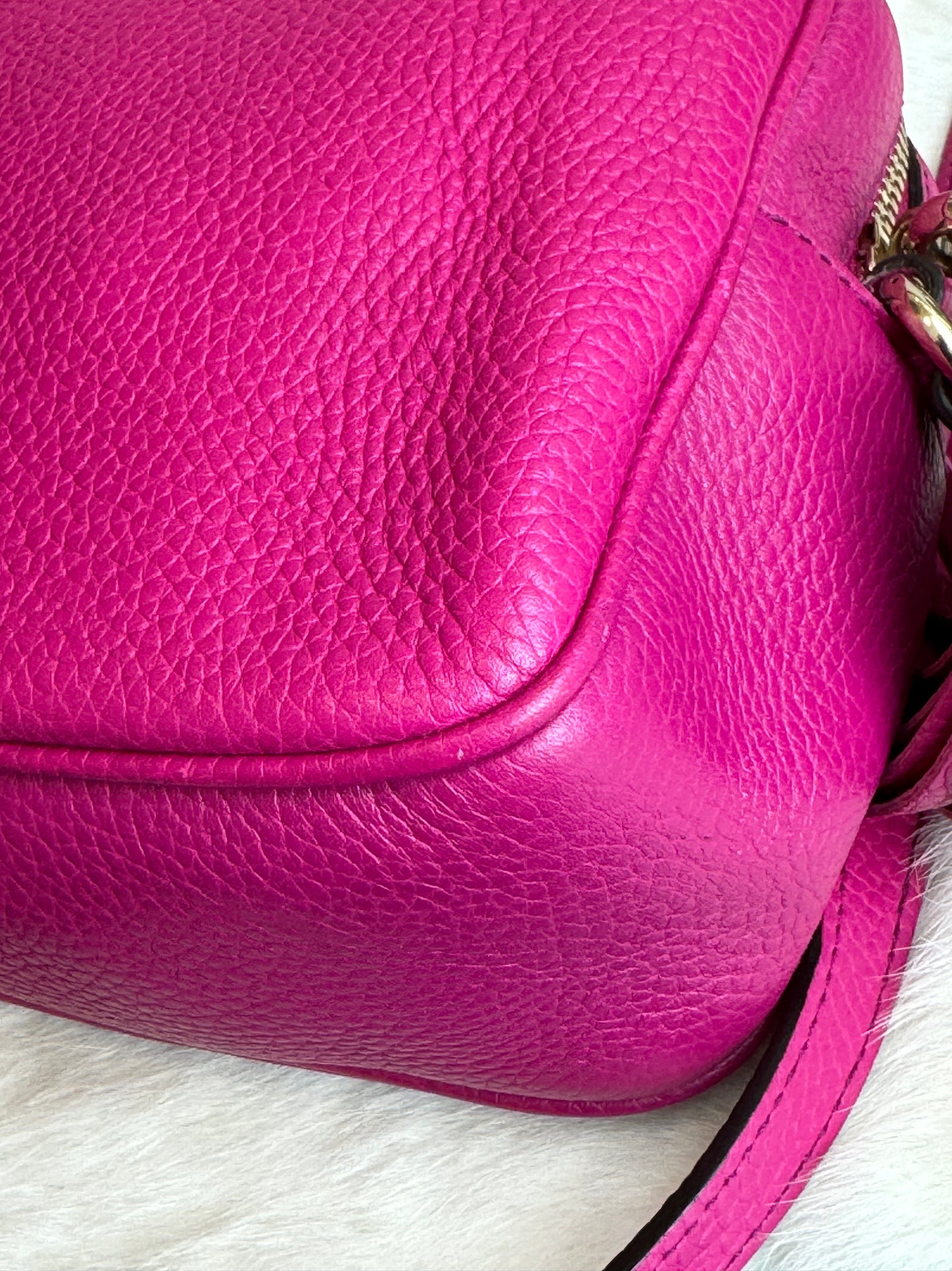 GUCCI Soho Disco Magenta Pebbled Camera Bag