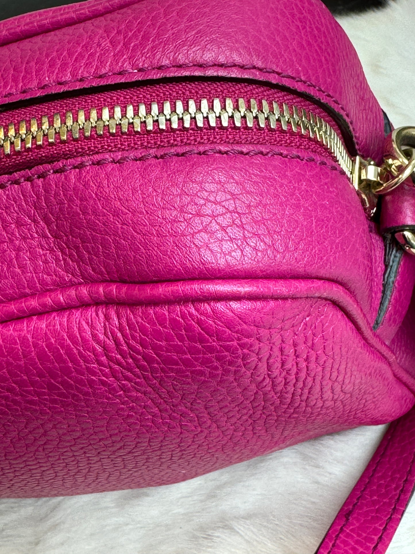 GUCCI Soho Disco Magenta Pebbled Camera Bag