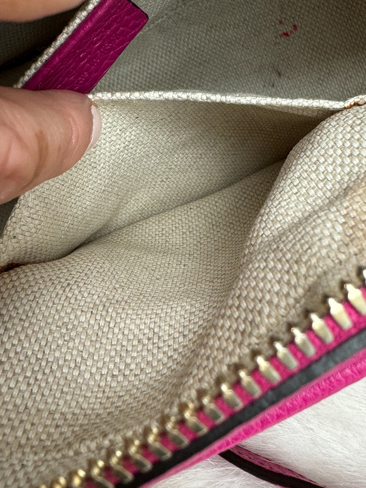 GUCCI Soho Disco Magenta Pebbled Camera Bag