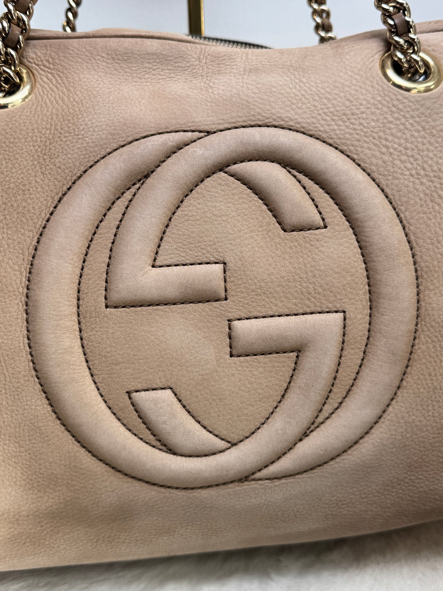GUCCI Soho Chain Zip Shoulder Bag Nubuck Medium Beige