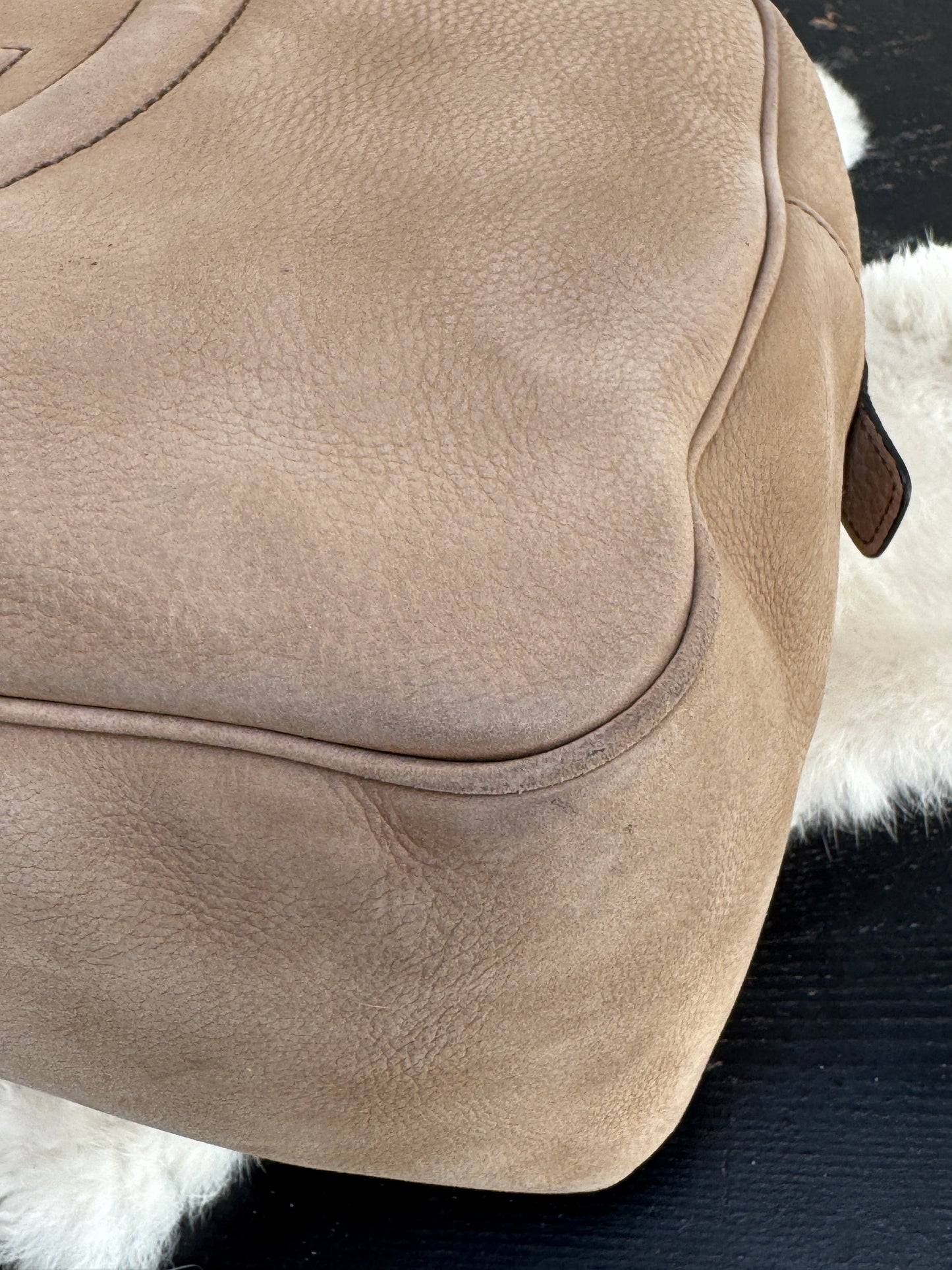 GUCCI Soho Chain Zip Shoulder Bag Nubuck Medium Beige