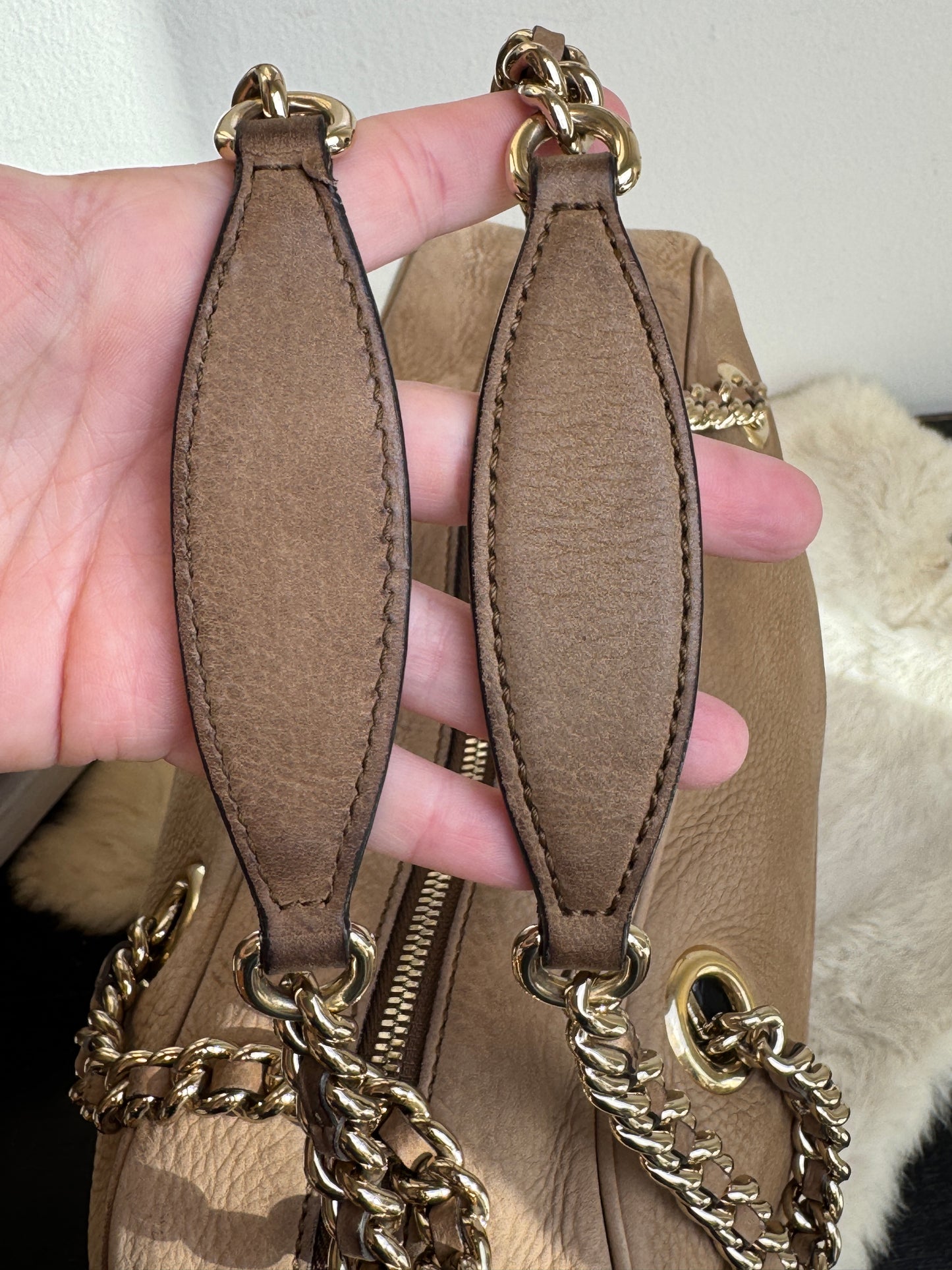 GUCCI Soho Chain Zip Shoulder Bag Nubuck Medium Beige