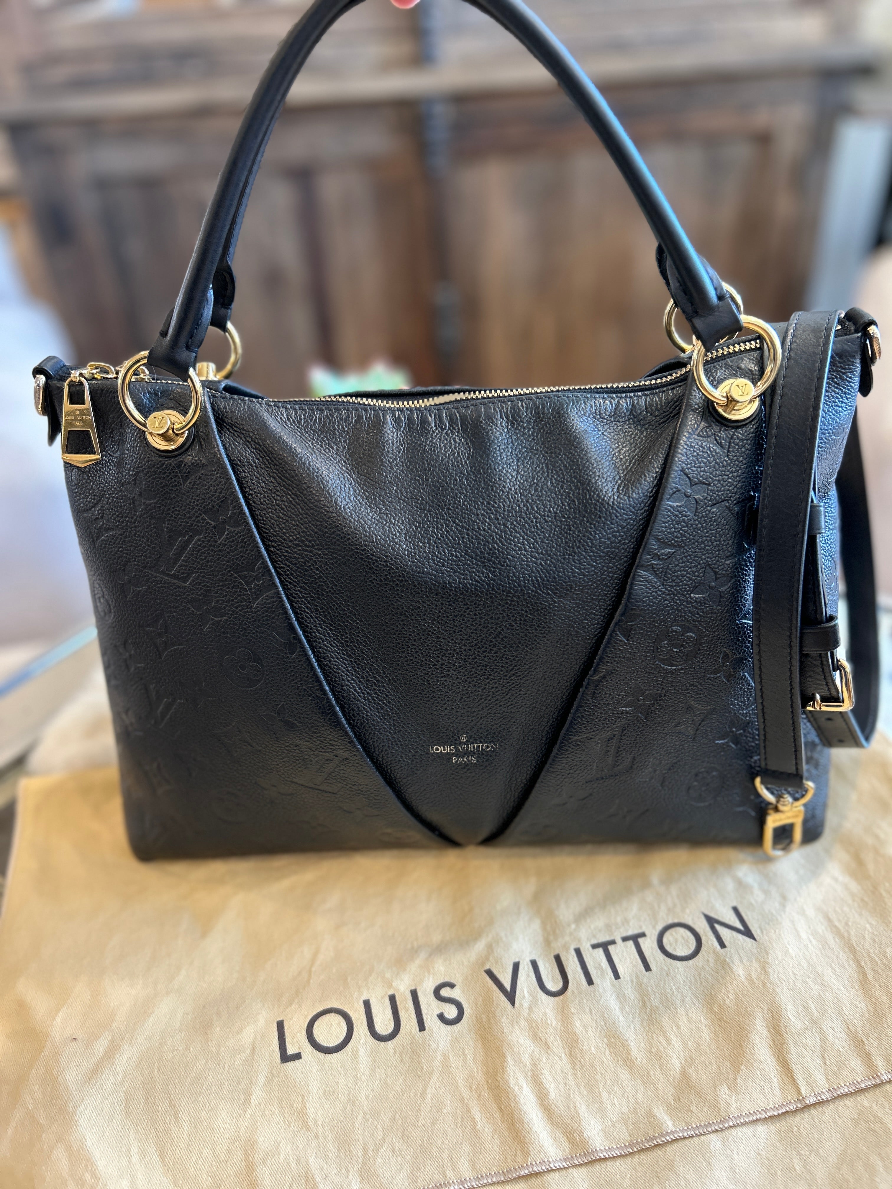 LOUIS VUITTON V TOTE MM Review & What Fits Inside 