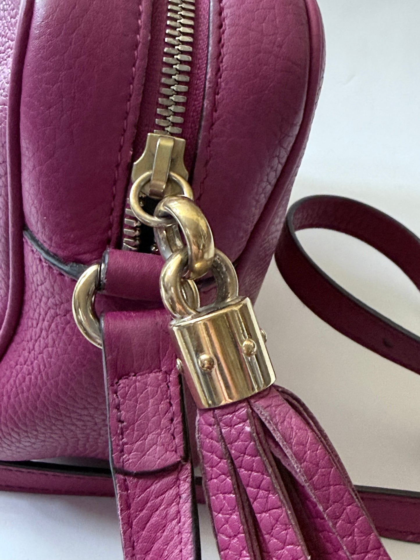 GUCCI Soho Disco Magenta Pink Pebbled Camera Bag