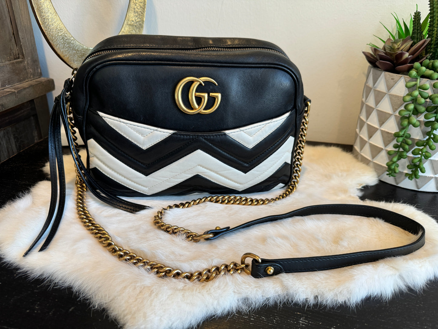 GUCCI Blk/Wht Chevron GG Marmont Medium Camera Bag