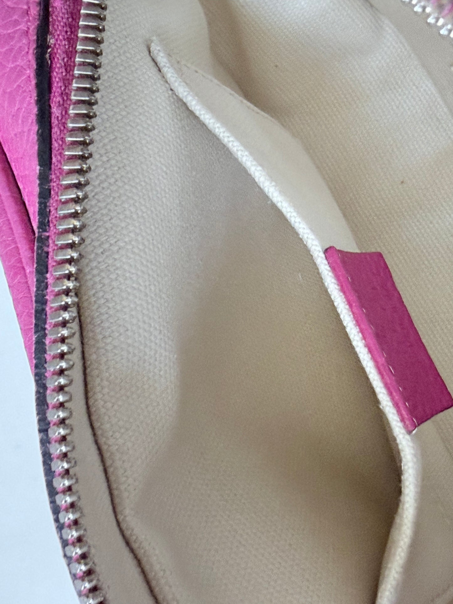GUCCI Soho Disco Magenta Pink Pebbled Camera Bag