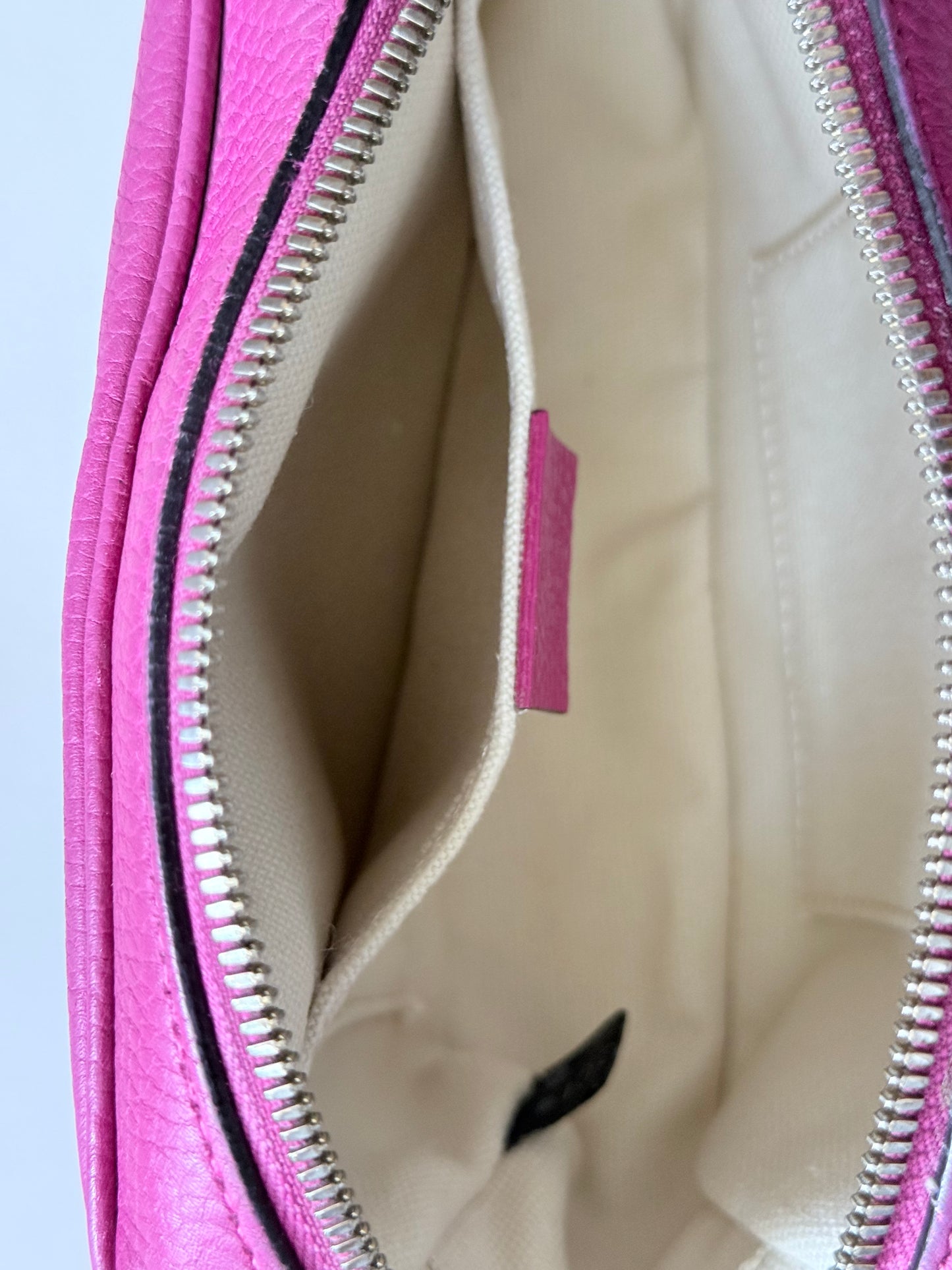 GUCCI Soho Disco Magenta Pink Pebbled Camera Bag