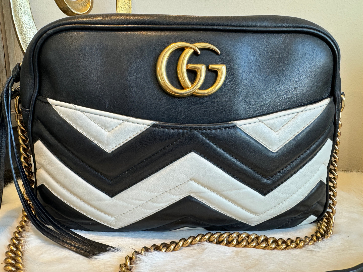 GUCCI Blk/Wht Chevron GG Marmont Medium Camera Bag