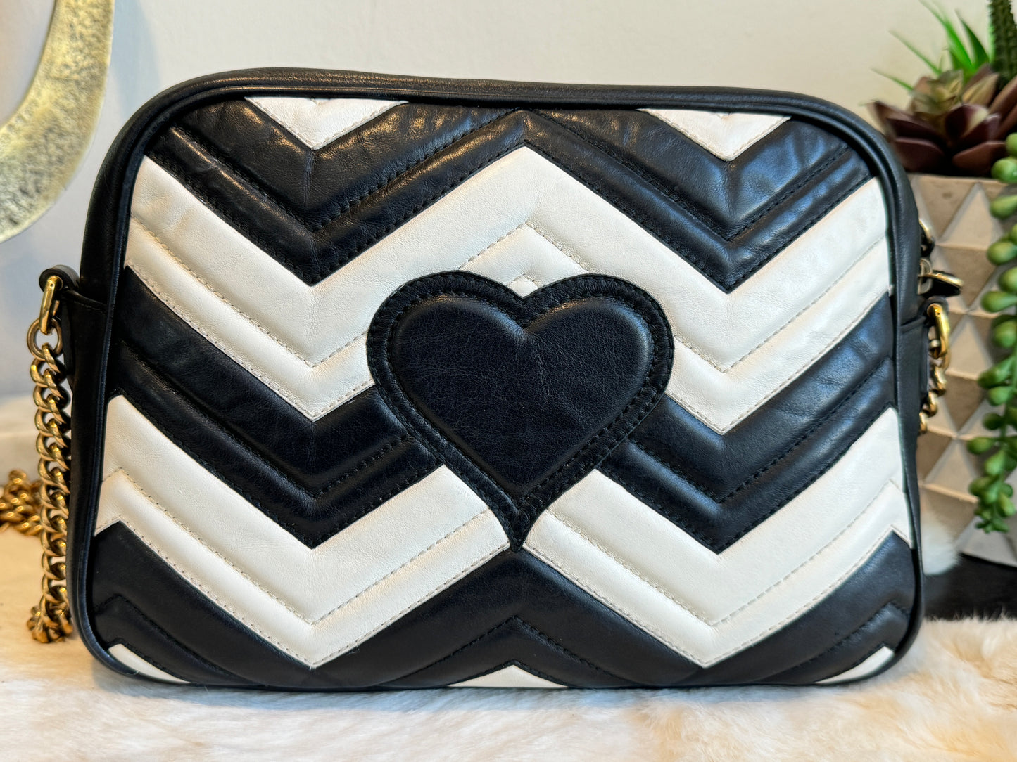 GUCCI Blk/Wht Chevron GG Marmont Medium Camera Bag