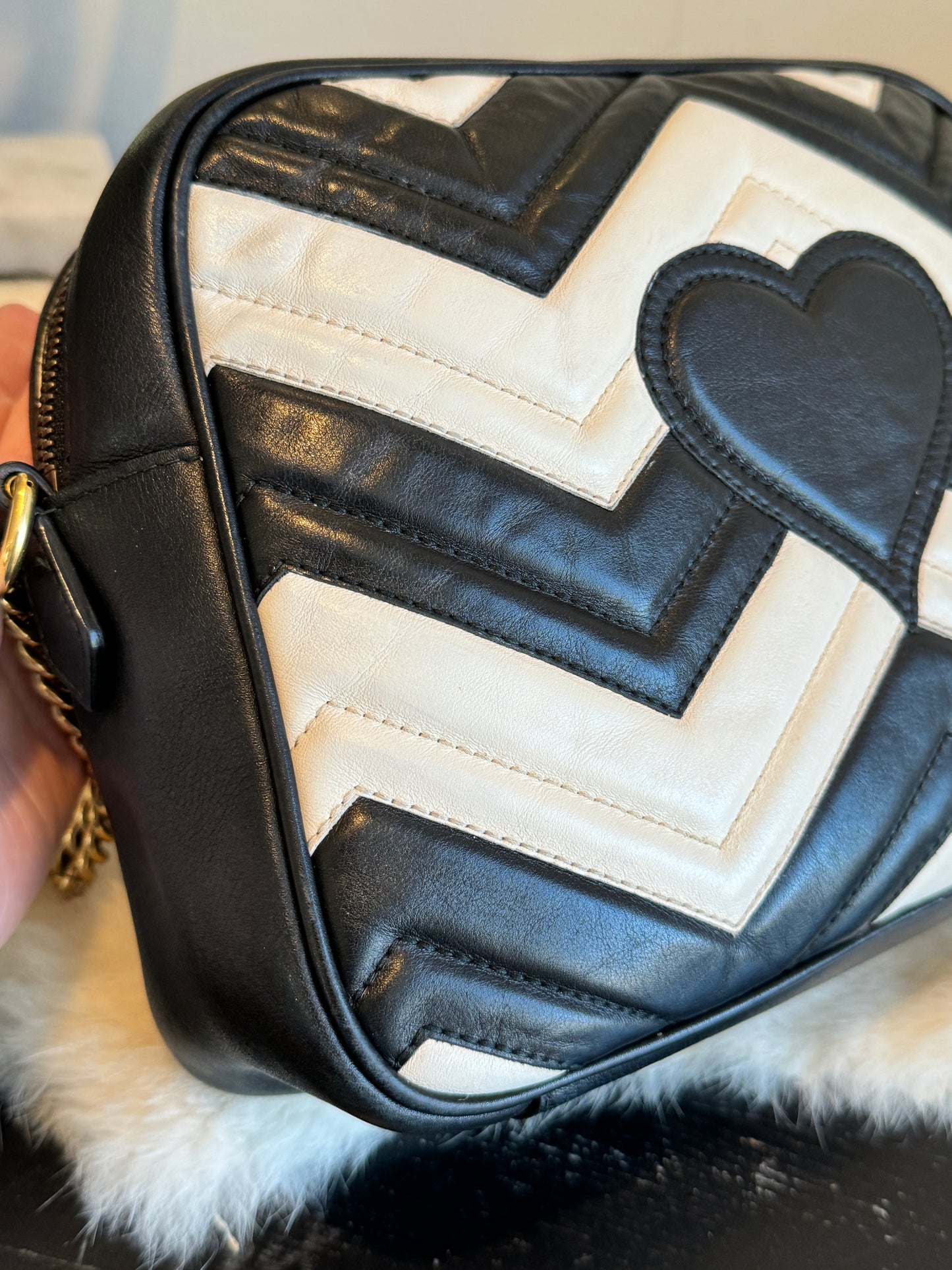 GUCCI Blk/Wht Chevron GG Marmont Medium Camera Bag