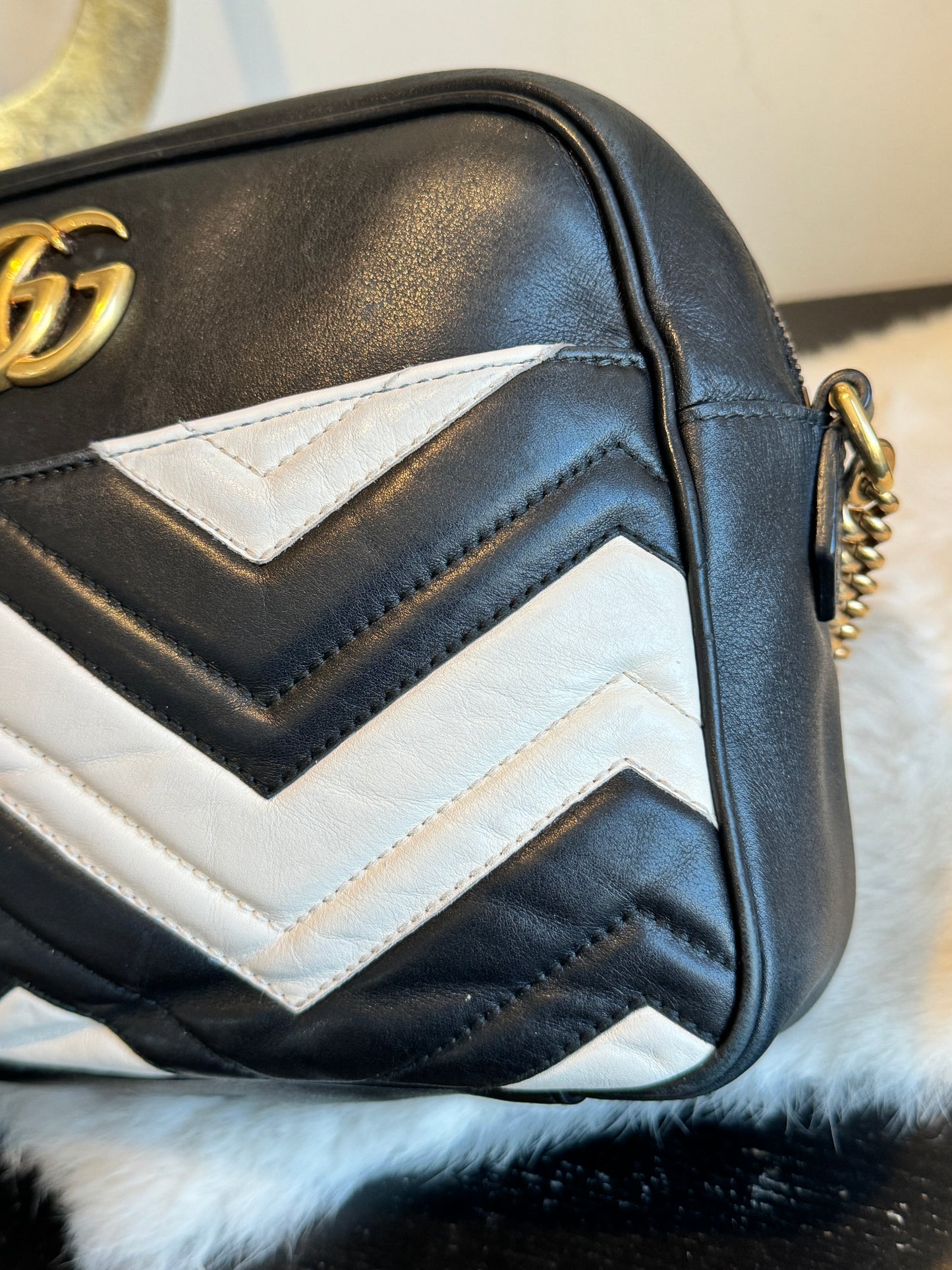 GUCCI Blk/Wht Chevron GG Marmont Medium Camera Bag