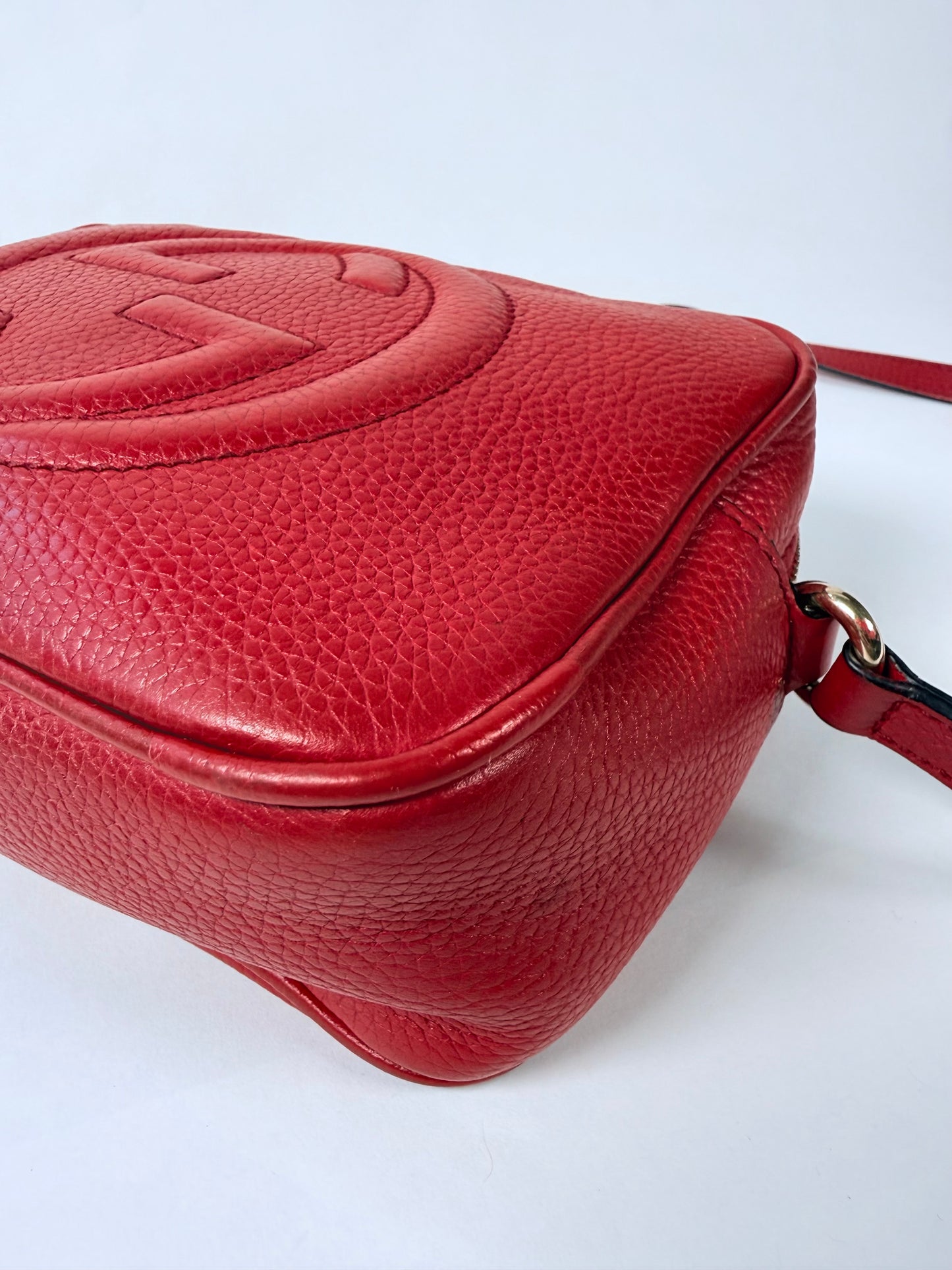 GUCCI Soho Disco Red Pebbled Camera Bag