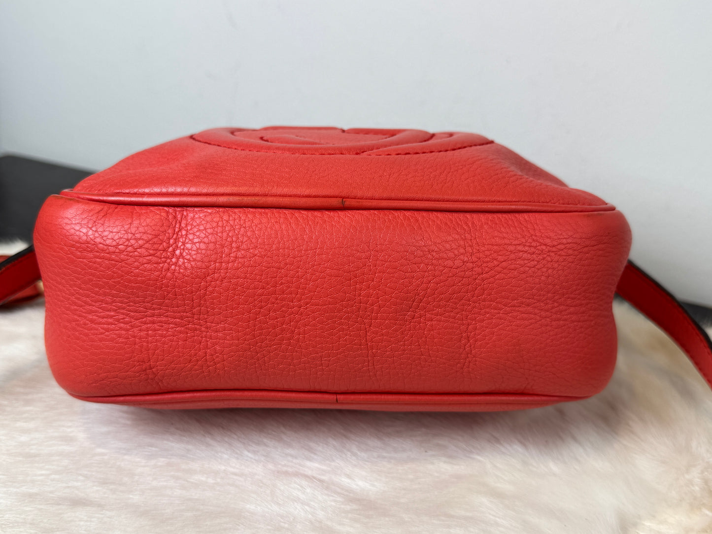 GUCCI Soho Disco Coral Pebbled Camera Bag