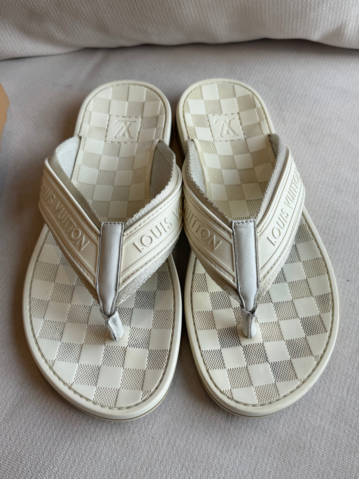 Louis Vuitton Damier Azur Cream Logo Thong Flip-Flop Sandals Men’s 5 / Women’s 7