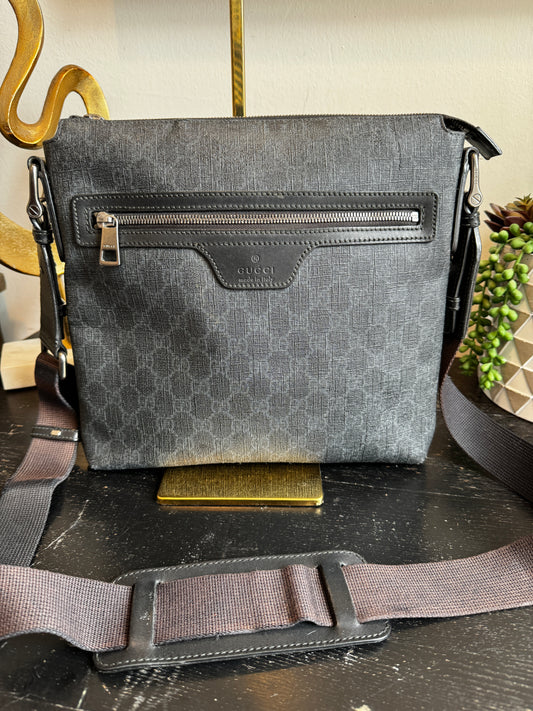 GUCCI Supreme Black Messenger Medium Bag