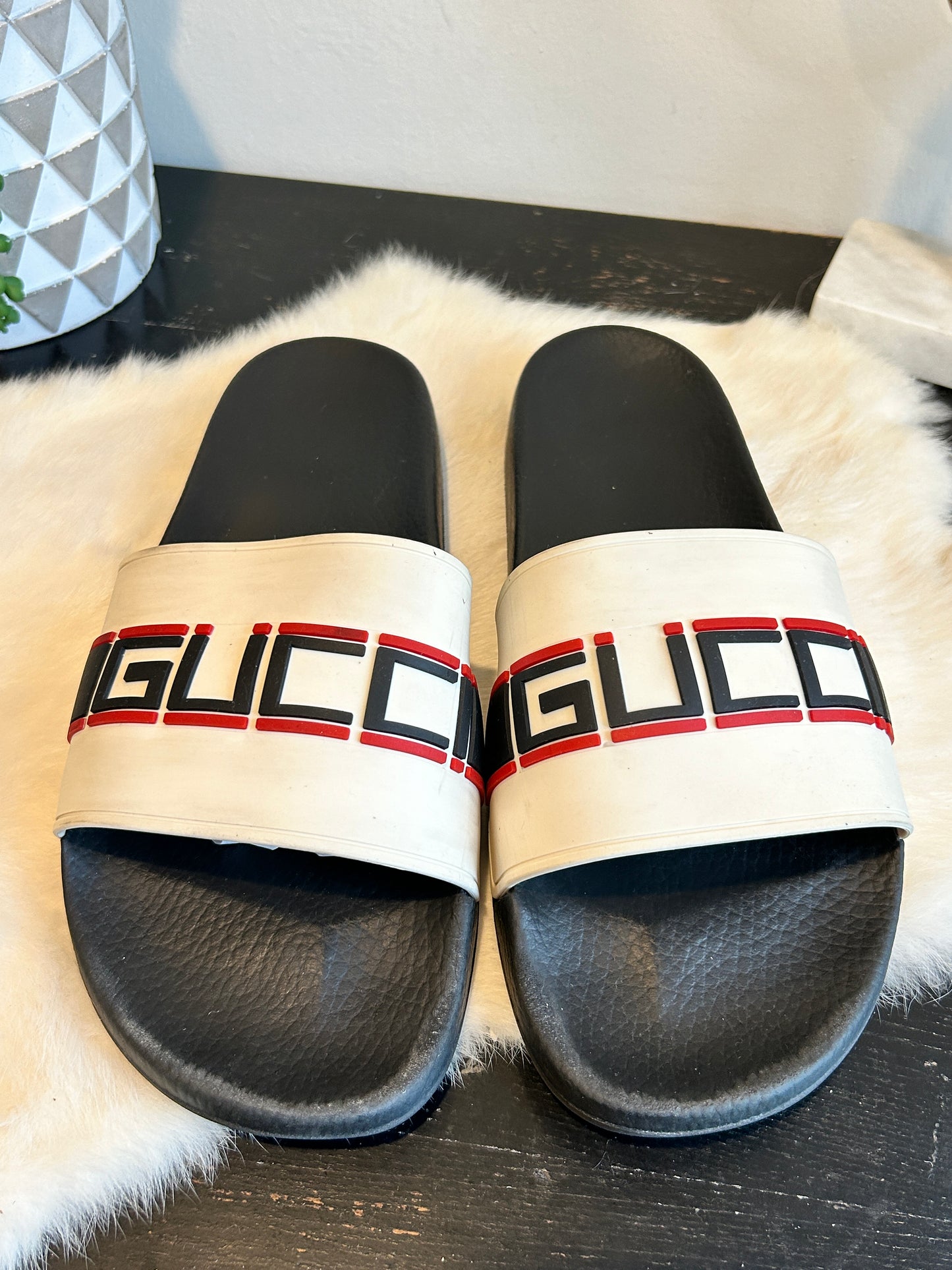 GUCCI Pursuit Logo White 13EU