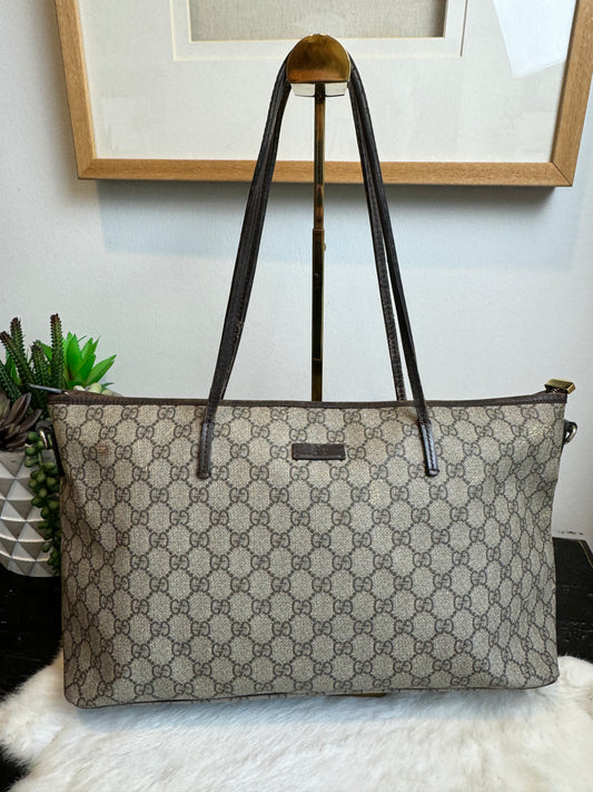 GUCCI Supreme Monogram Medium Zippered Tote