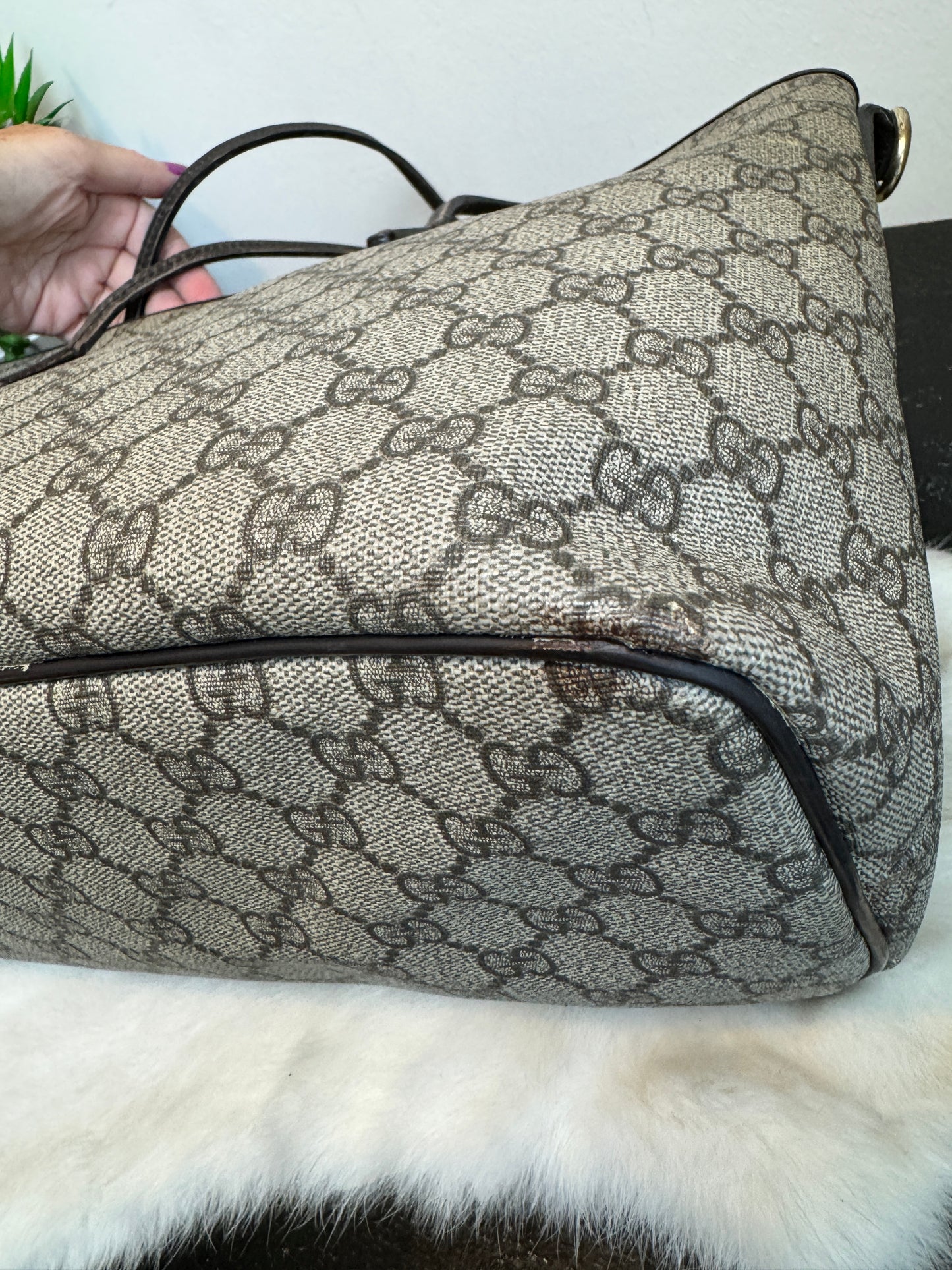 GUCCI Supreme Monogram Medium Zippered Tote