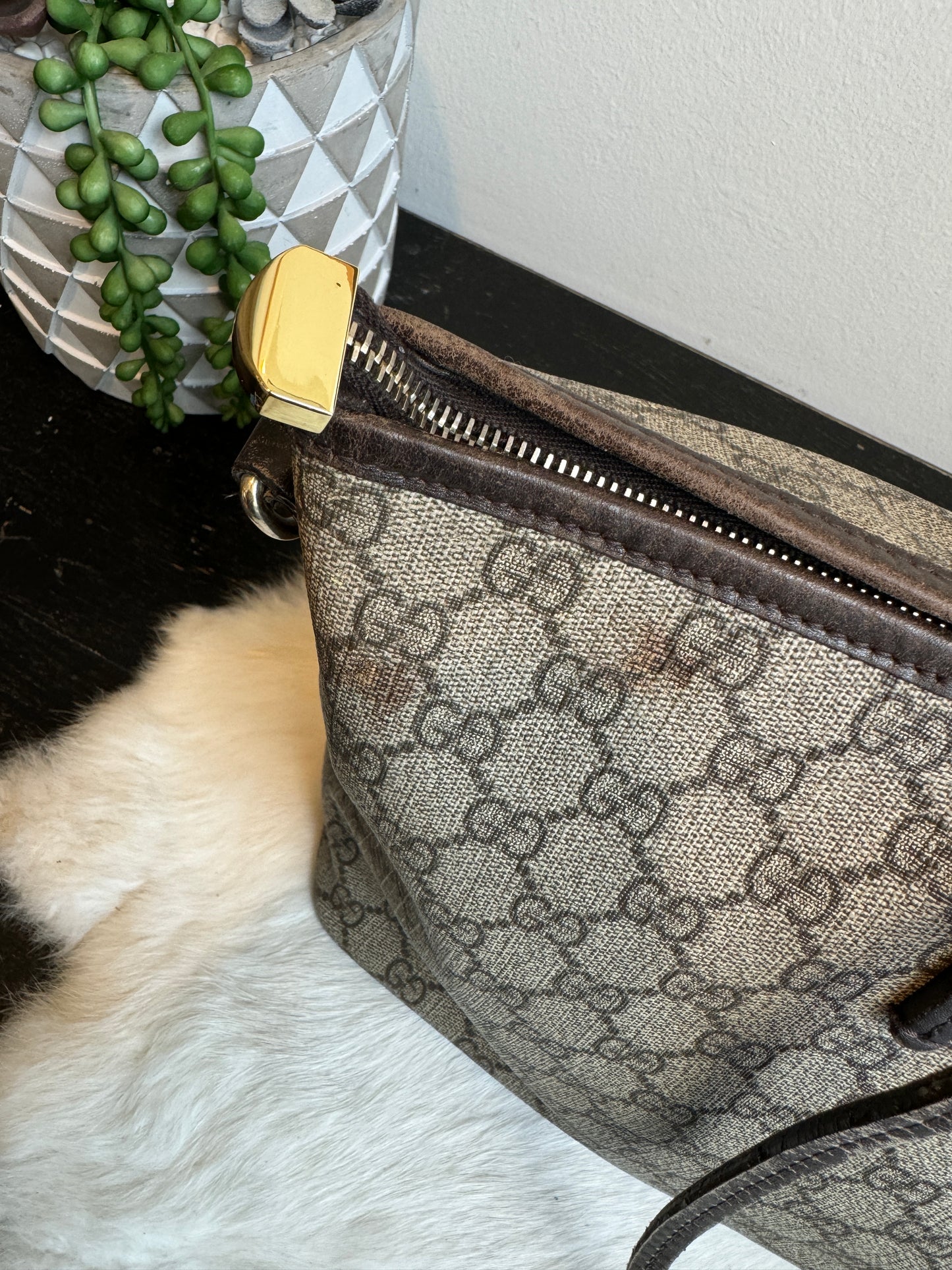 GUCCI Supreme Monogram Medium Zippered Tote