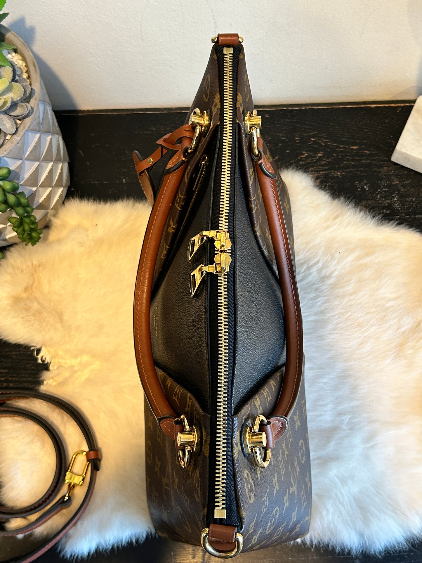 Louis Vuitton Monogram V-Tote MM Black