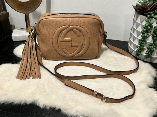 GUCCI Soho Disco Tan Pebbled Camera Bag