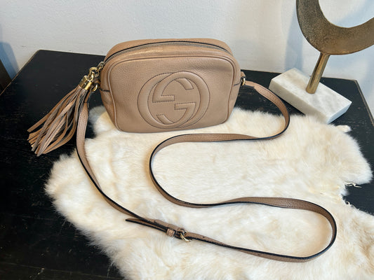 GUCCI Tan Pebbled Calfskin Small Soho Disco Bag