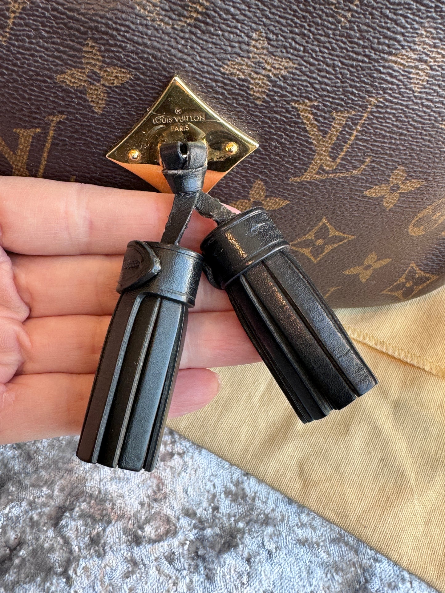 Louis Vuitton Saintonge Monogram Canvas Shoulder Bag Noir Black