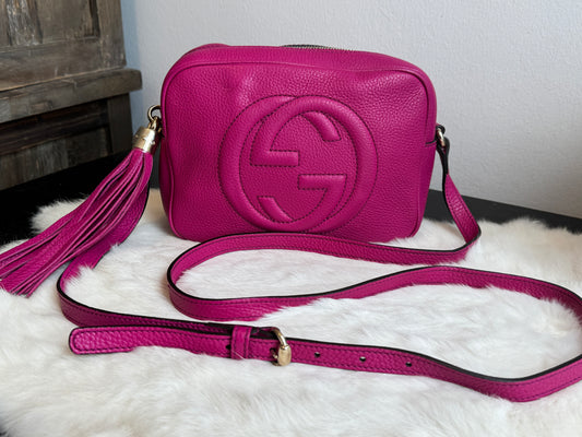 GUCCI Soho Disco Magenta Pebbled Camera Bag