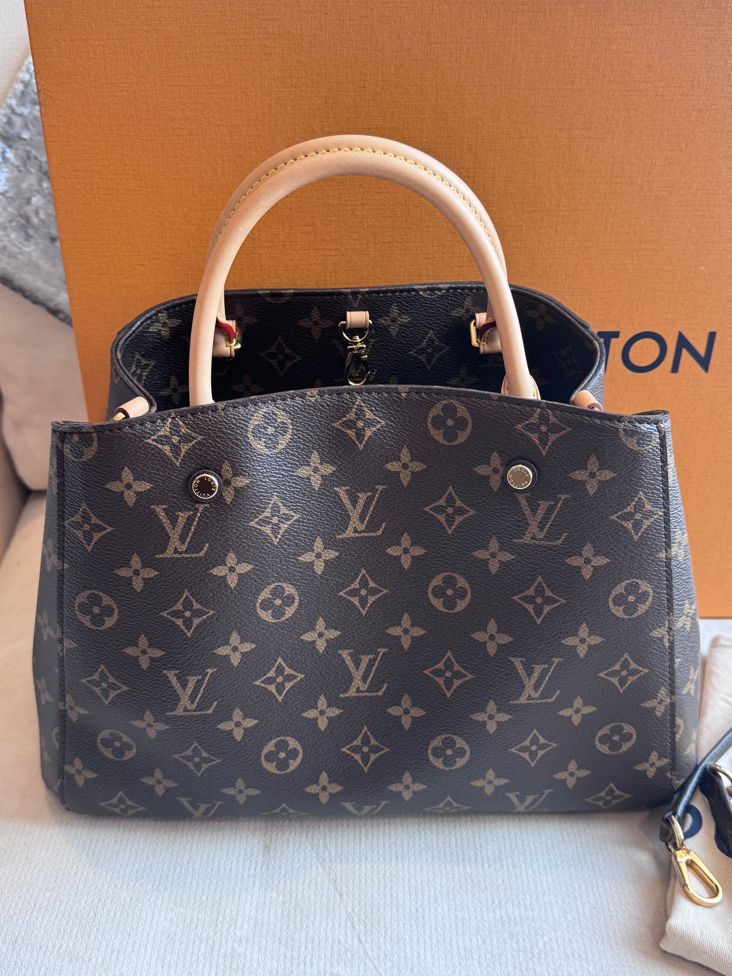 Like New!! Louis Vuitton Monogram Montaigne MM 2-Way Bag