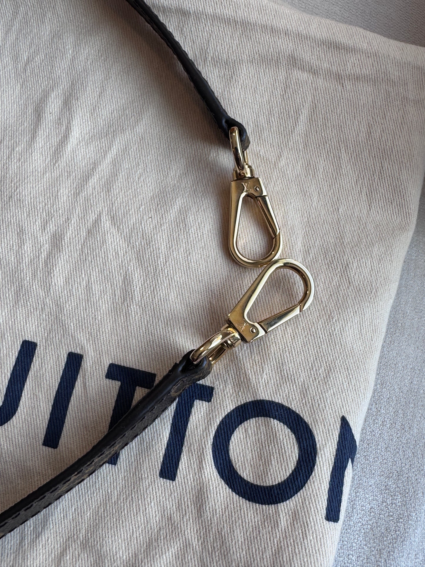 Like New!! Louis Vuitton Monogram Montaigne MM 2-Way Bag