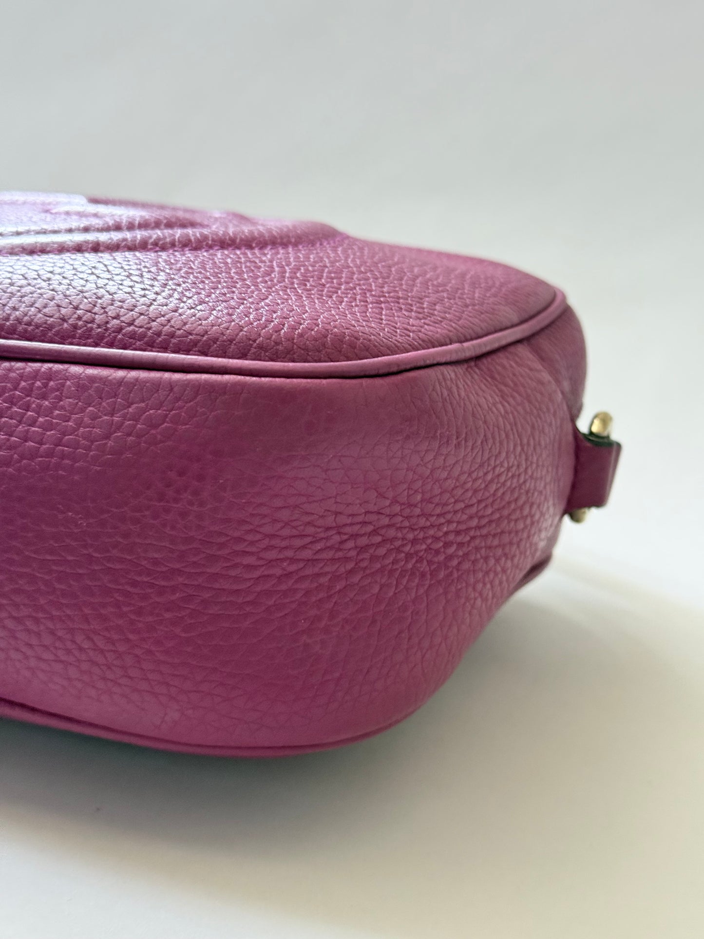 GUCCI Soho Disco Magenta Pink Pebbled Camera Bag