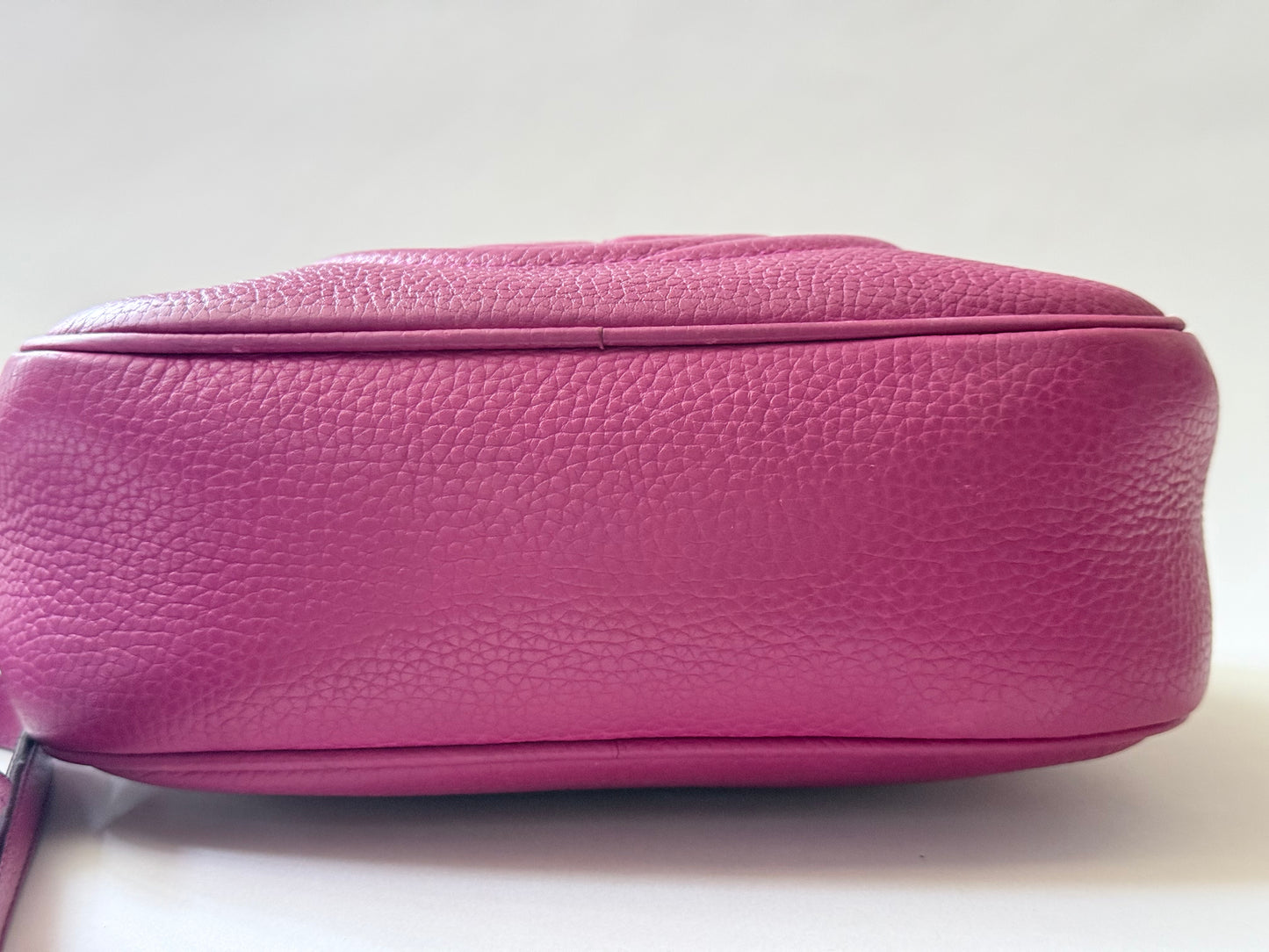 GUCCI Soho Disco Magenta Pink Pebbled Camera Bag