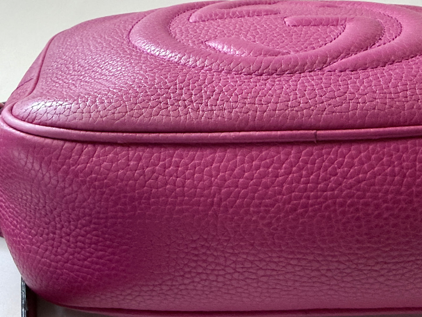 GUCCI Soho Disco Magenta Pink Pebbled Camera Bag