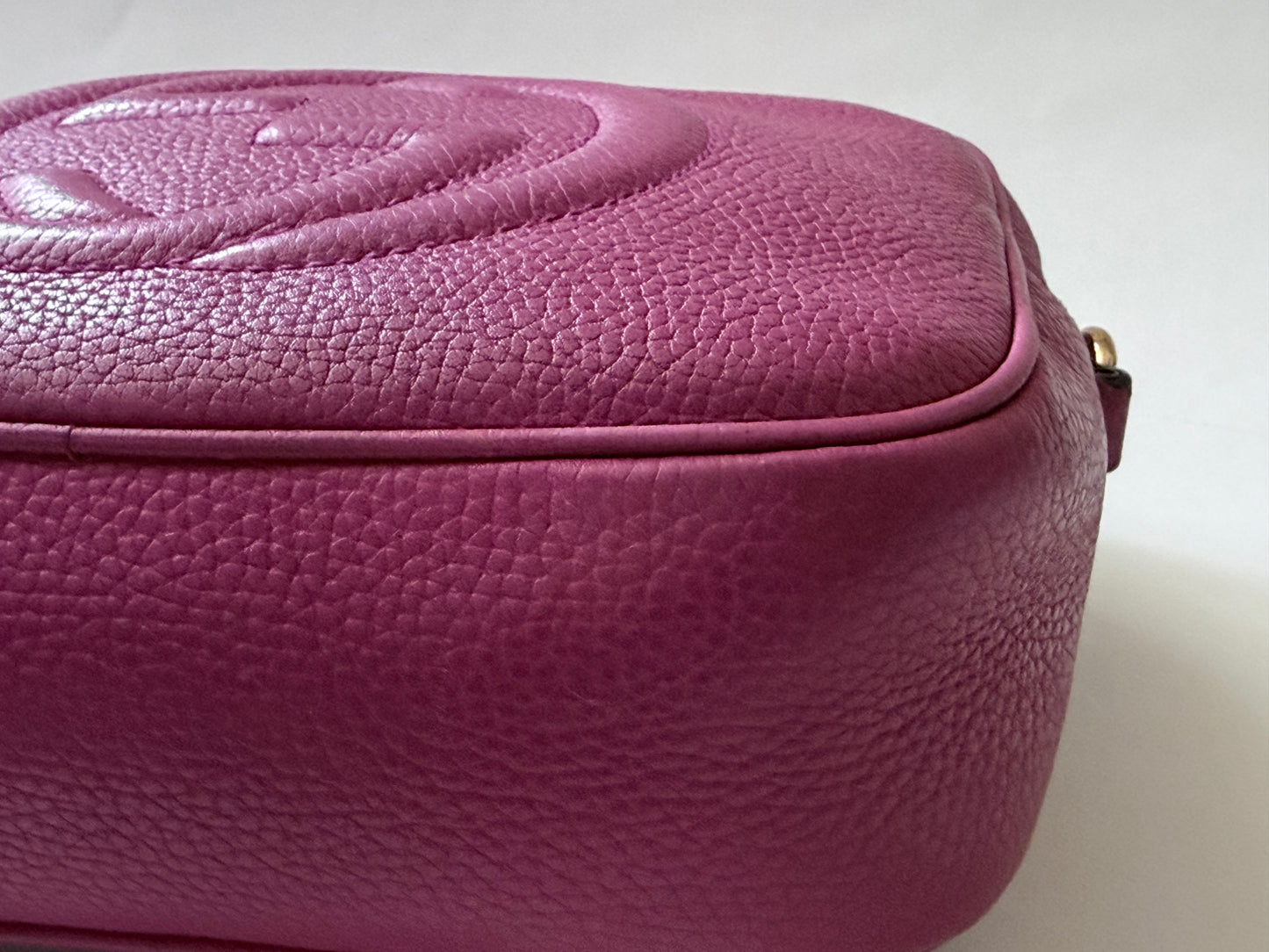GUCCI Soho Disco Magenta Pink Pebbled Camera Bag